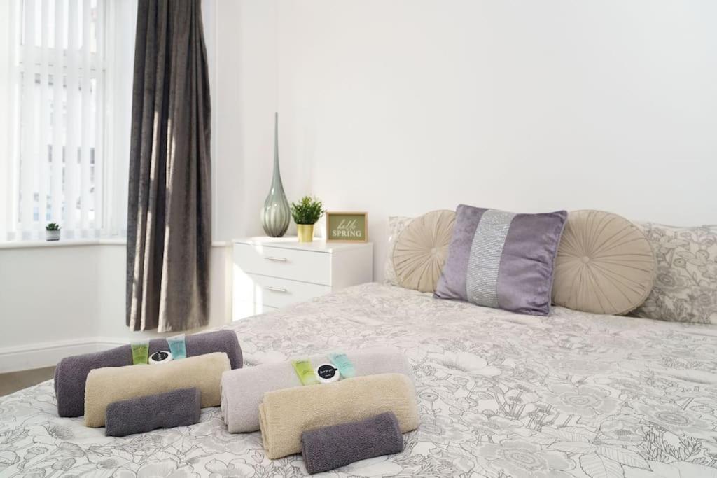 Beautiful 4 Bed Immaculate Condition Refurbished Property Romford Exterior foto