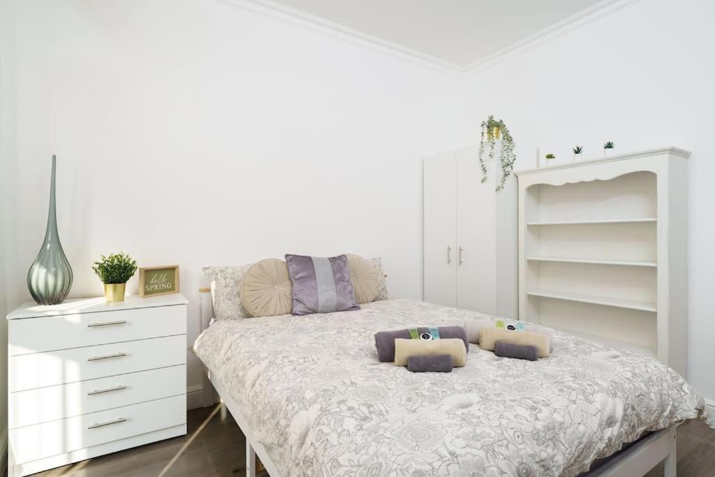 Beautiful 4 Bed Immaculate Condition Refurbished Property Romford Exterior foto