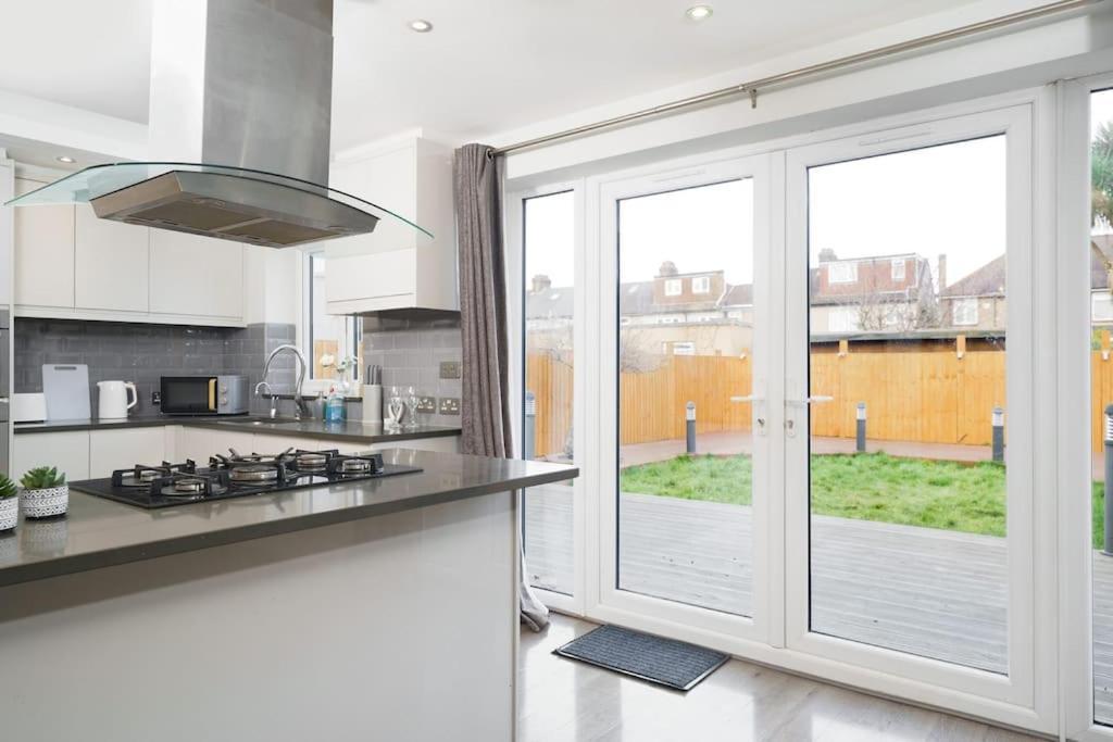 Beautiful 4 Bed Immaculate Condition Refurbished Property Romford Exterior foto